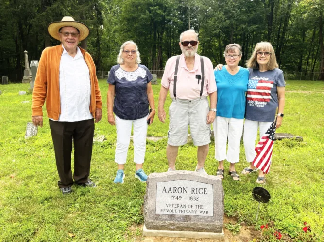 Family honors  a veteran of the Revolutionary War